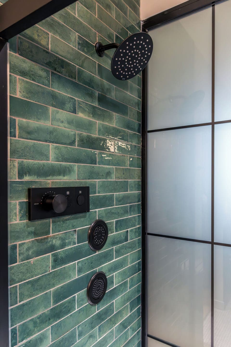 Room (Hearing Accessible) | Bathroom | Shower, hydromassage showerhead, hair dryer, towels