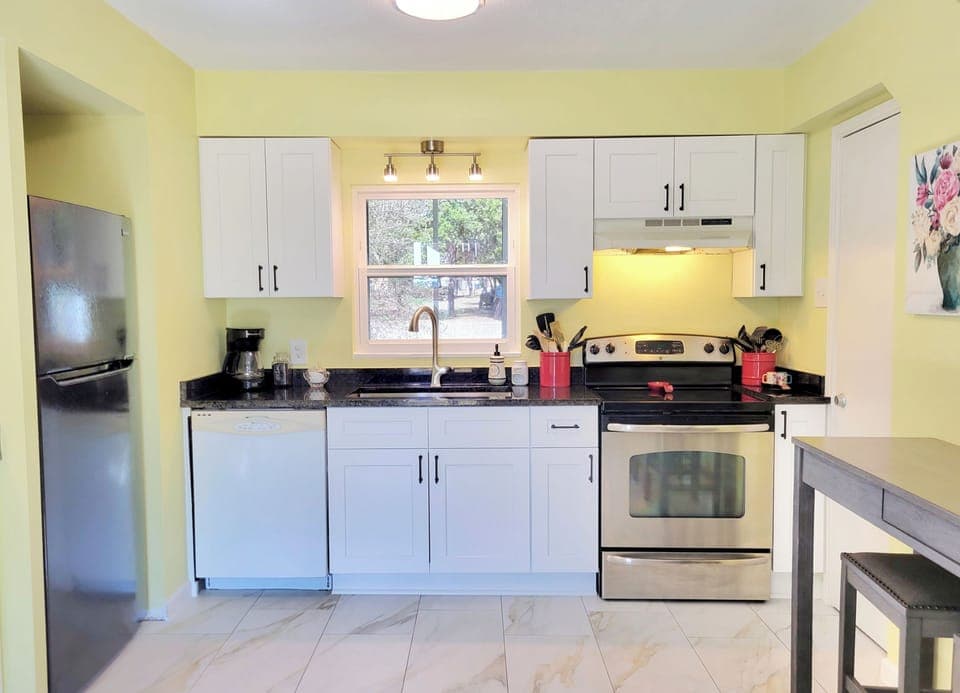 Fully stocked kitchen will satisfy all your cooking and serving needs.