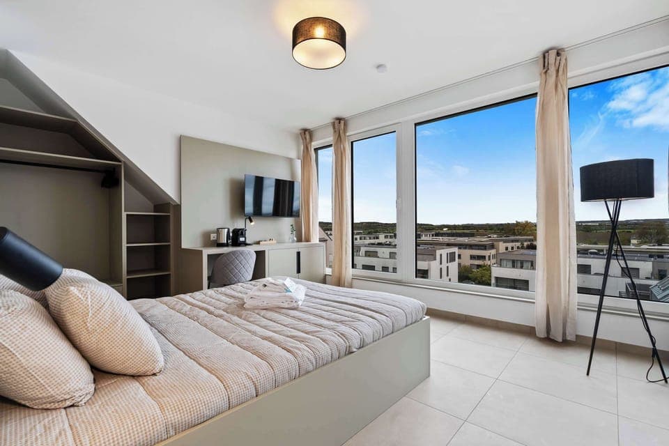 Comfortable and Stylish Retreat – Rest easy in a serene space with a plush queen bed with views