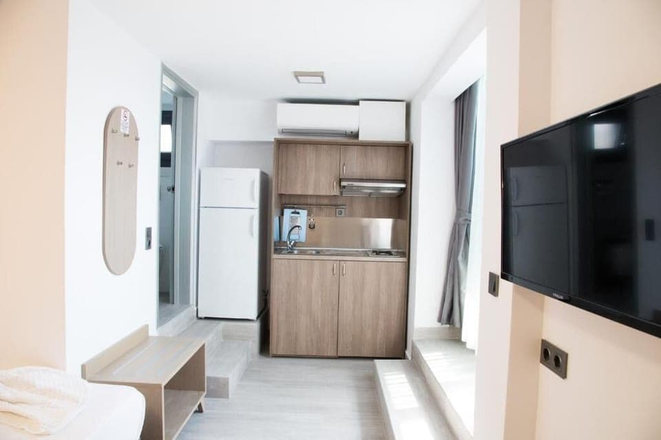 Economy Quadruple Room | Laptop workspace, soundproofing, free WiFi