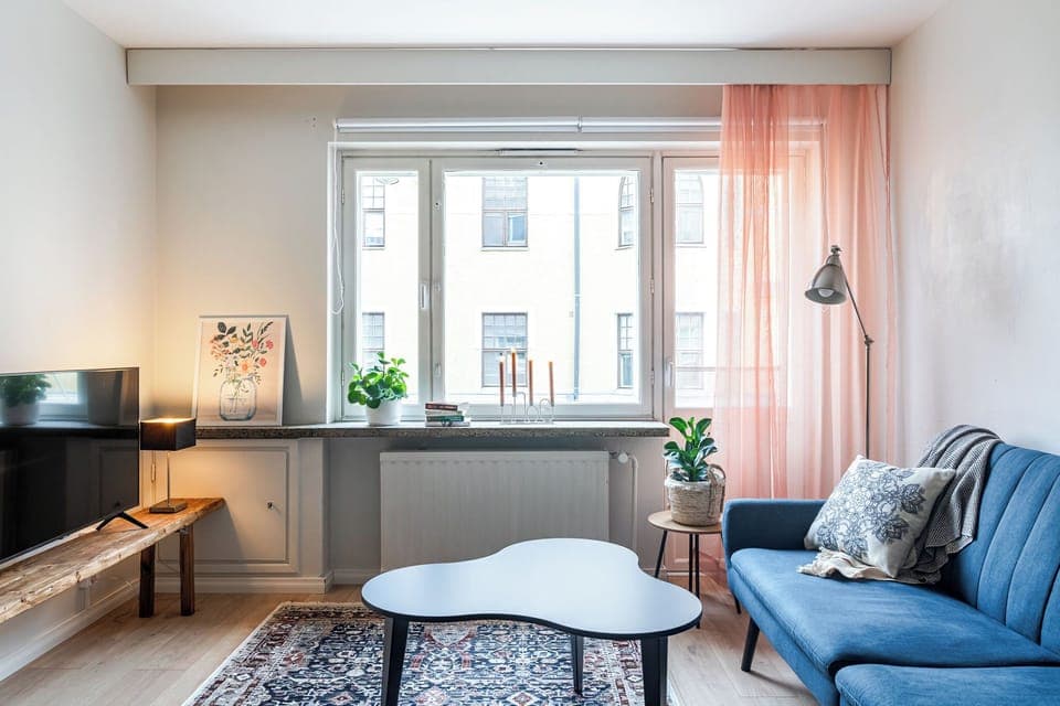 Comfort Apartment, City View | Living area | 46-inch Smart TV with cable channels