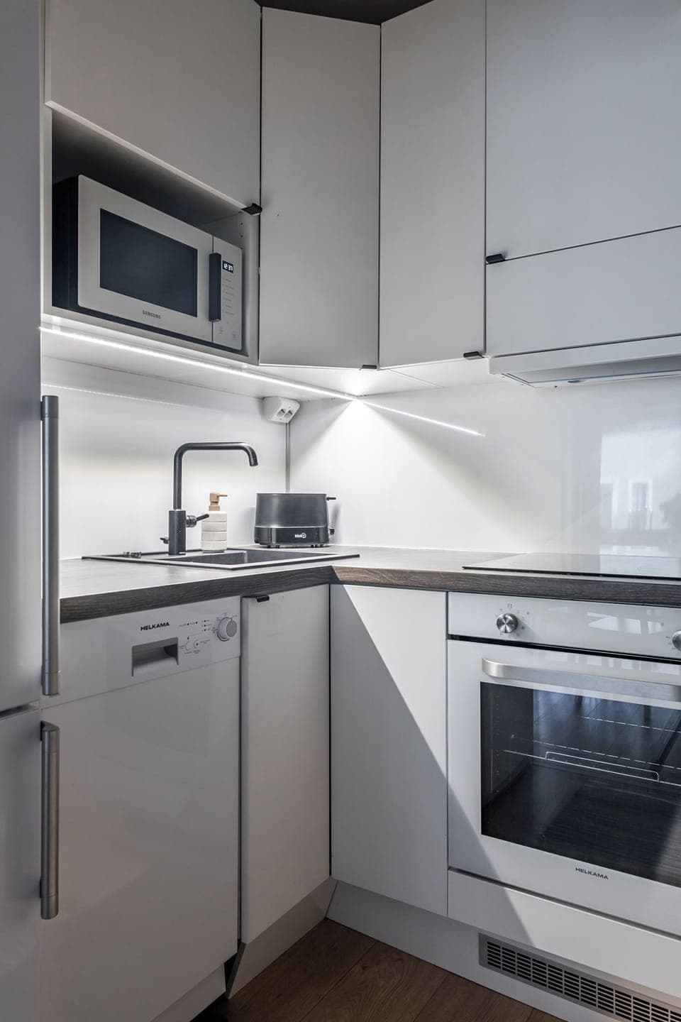 Comfort Apartment, City View | Private kitchen | Full-size fridge, microwave, oven, stovetop