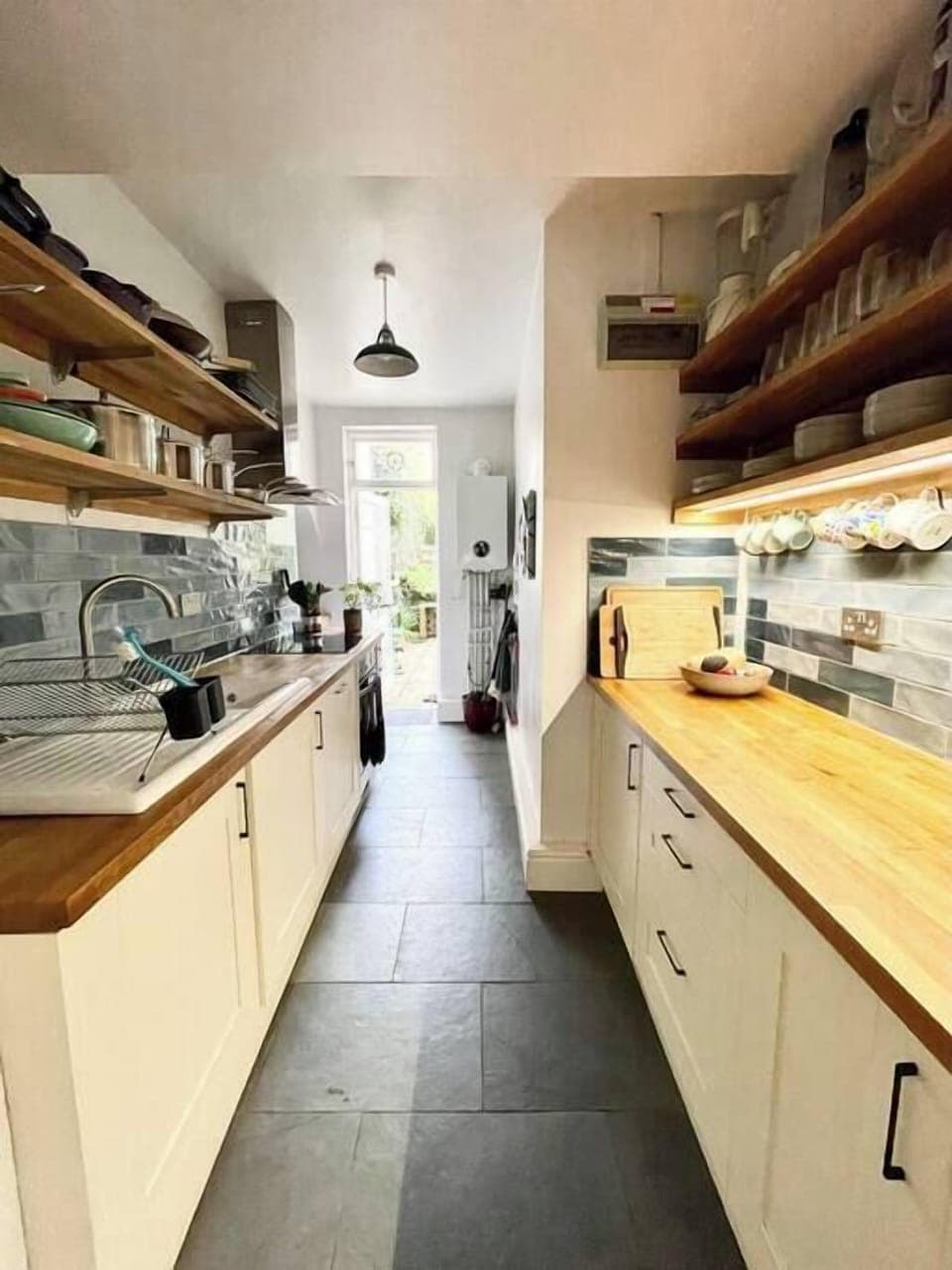 Fully Equipped Kitchen (1)