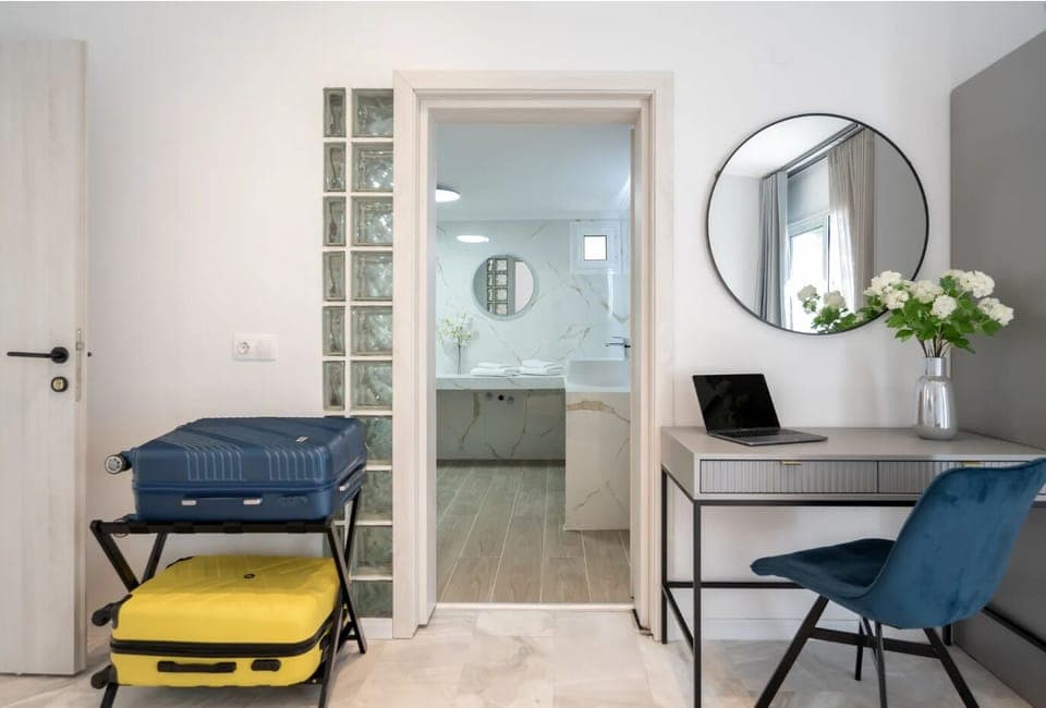 Deluxe Triple Room | Living area