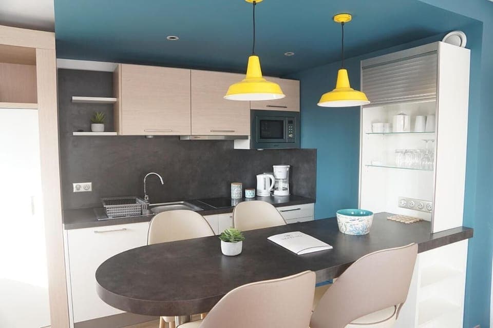 Full-size fridge, microwave, stovetop, coffee/tea maker