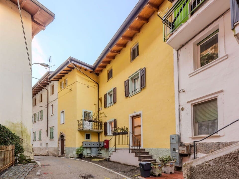 Wall, Building, Window, Residential Area, Facade, Neighbourhood, Architecture, House, Town, Home