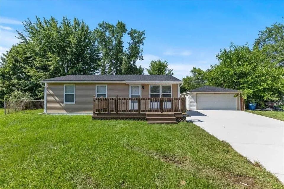 Main House on Cul-de-Sac