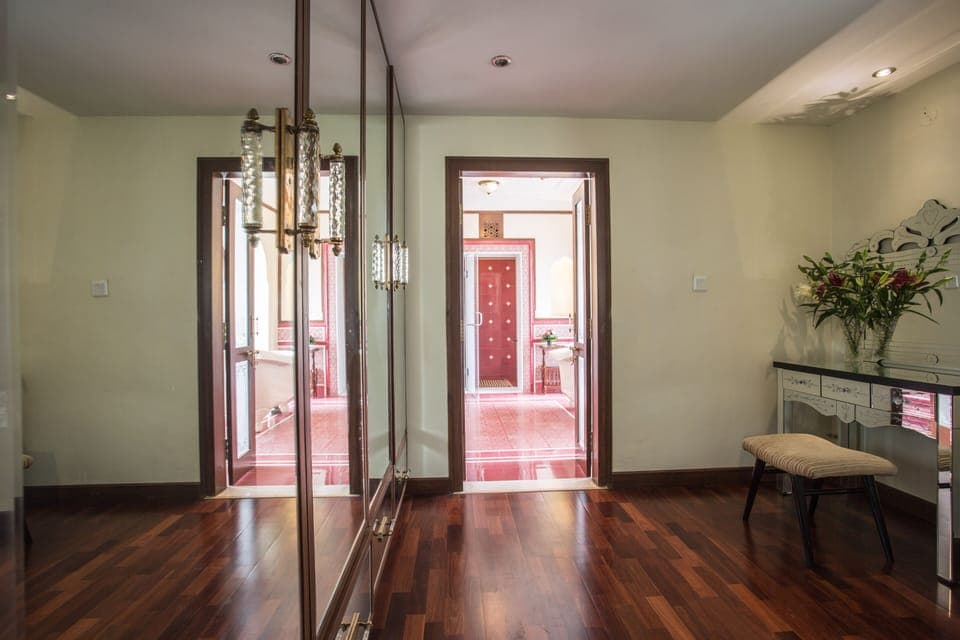 Signature Suite, 1 King Bed | Premium bedding, minibar, in-room safe, desk