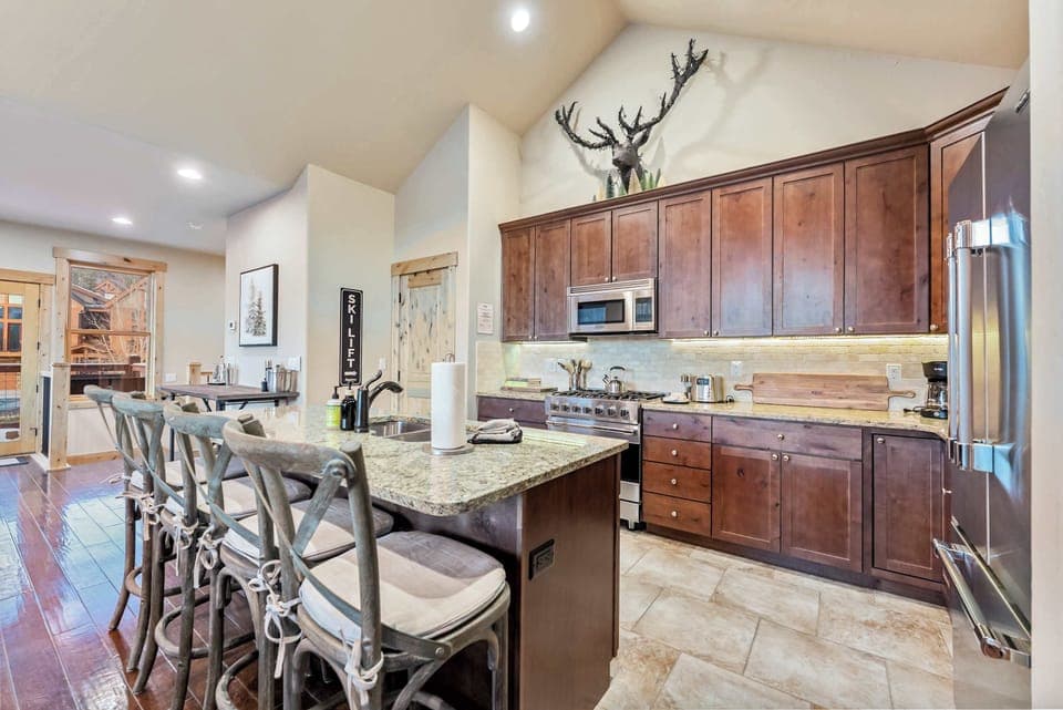 Kitchen: Well-equipped kitchen, Viking appliances, drip coffee maker and Keurig, pantry, kitchen island with 4 bar stools
