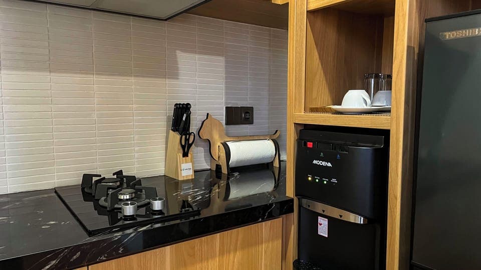 Studio, 1 King Bed | Private kitchen