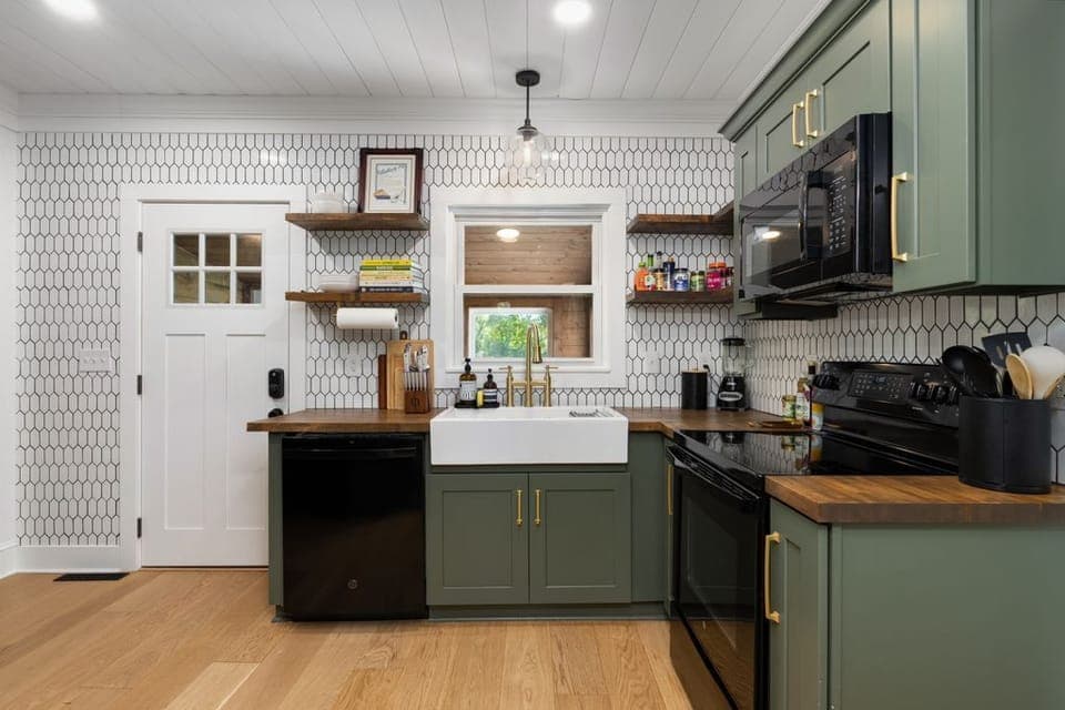 Fully equipped and ready for anything—pancake mornings, pasta nights, and everything in between.
