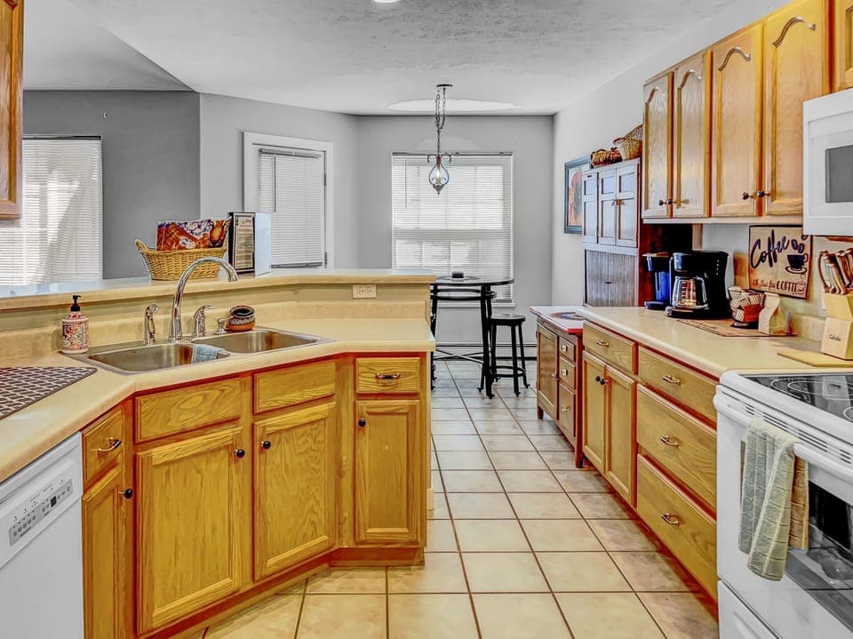House, 4 Bedrooms | Private kitchen | Fridge, oven, coffee/tea maker, toaster