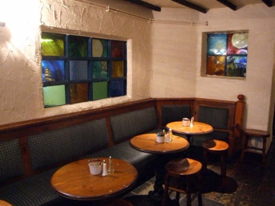 Serves lunch and dinner