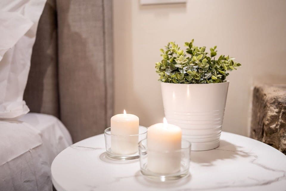 Furniture, Tableware, Table, Interior Design, Home, Cut Flowers, Serveware, Flowerpot, Living Room