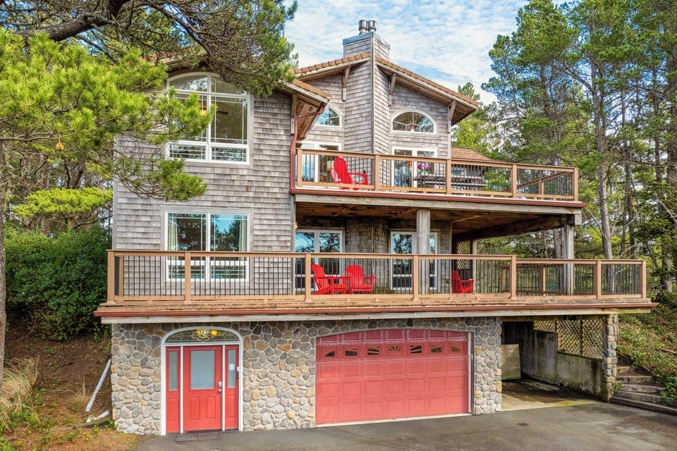 3 story, with hot tub, ping pong, 2 decks, dog friendly in the golf course community.