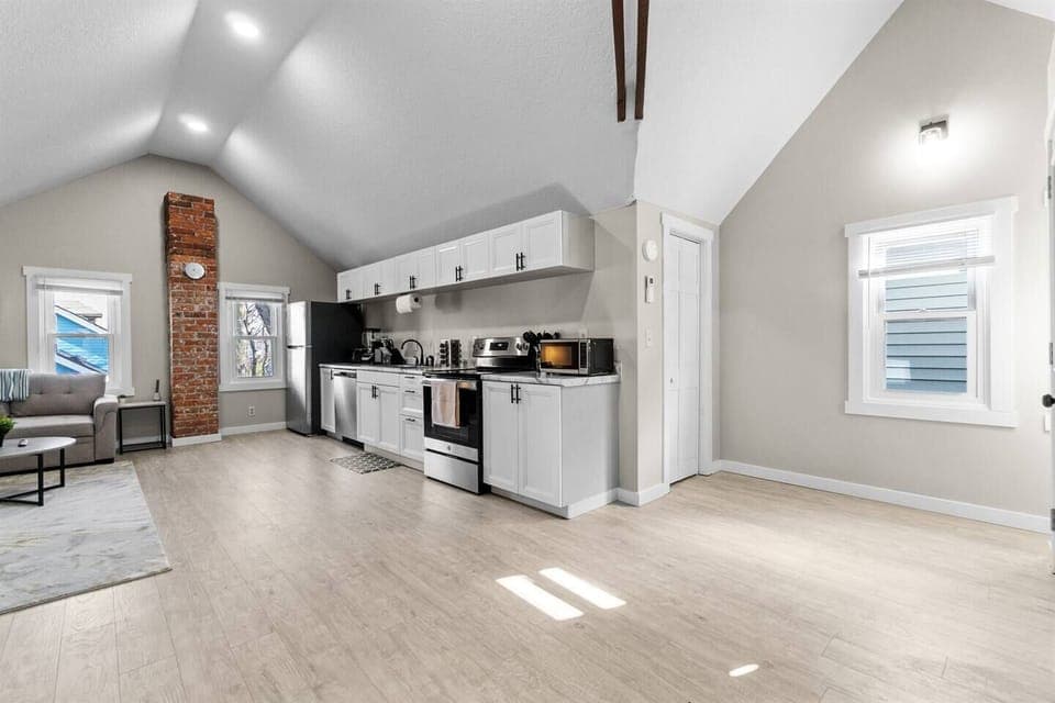 A newly built, fully stocked kitchen equipped with all the essentials for your cooking needs.