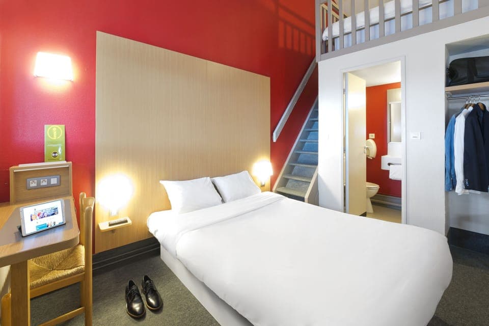 Premium bedding, desk, soundproofing, free WiFi