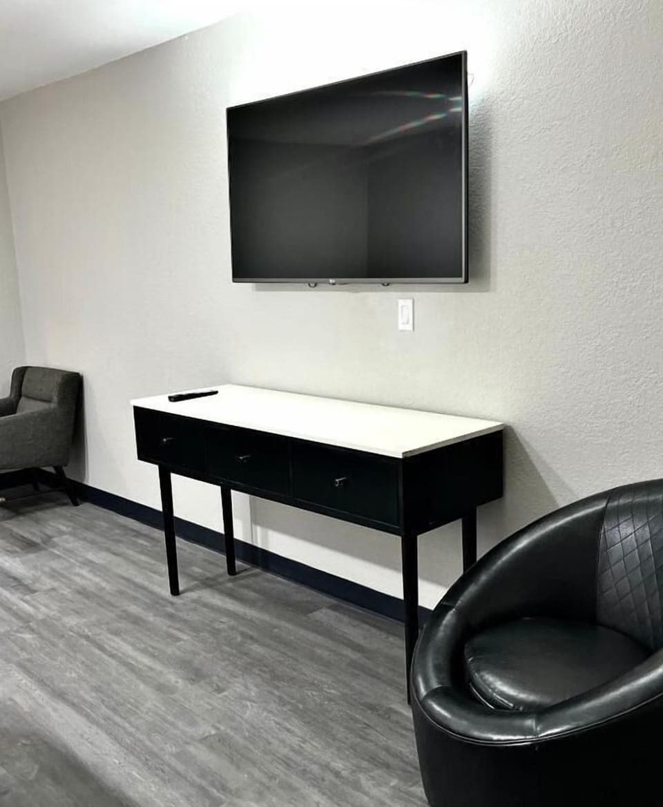 Double Room | Laptop workspace, blackout drapes, iron/ironing board, free WiFi