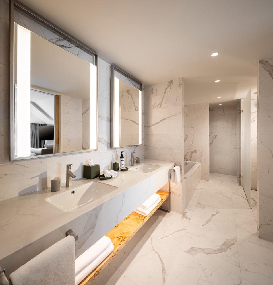Suite (Zadar) | Bathroom | Shower, eco-friendly toiletries, hair dryer, bathrobes