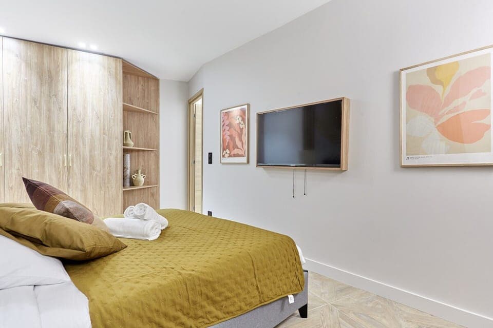 Apartment | Laptop workspace, iron/ironing board, bed sheets