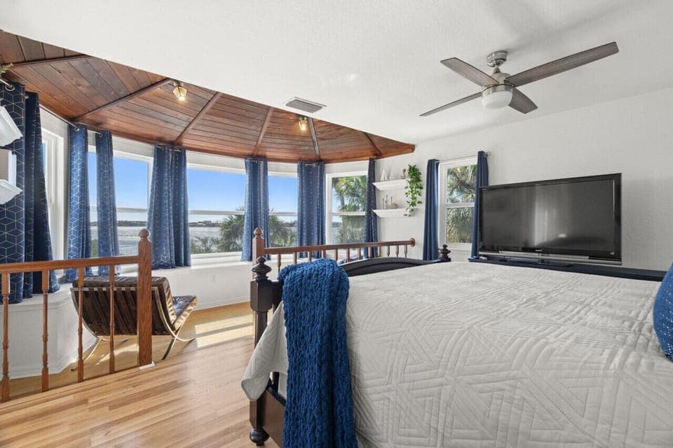 Private upstairs King bed and TV, sleeps 2.