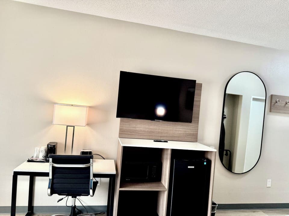Suite, 1 Queen Bed, Non Smoking | In-room safe, desk, blackout drapes, iron/ironing board