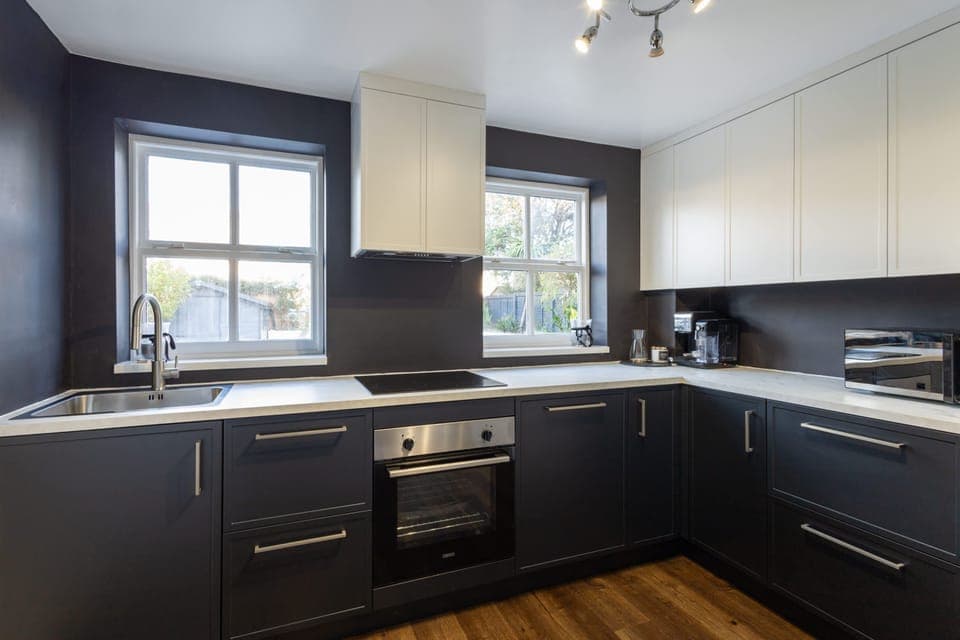 House | 3 bedrooms, desk