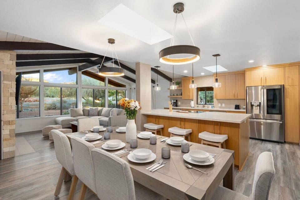 Dining area comfortable for 8