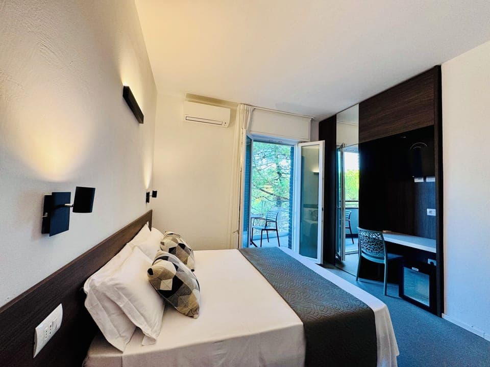 Double Room, 1 King Bed, Private Bathroom | Premium bedding, memory foam beds, desk, soundproofing