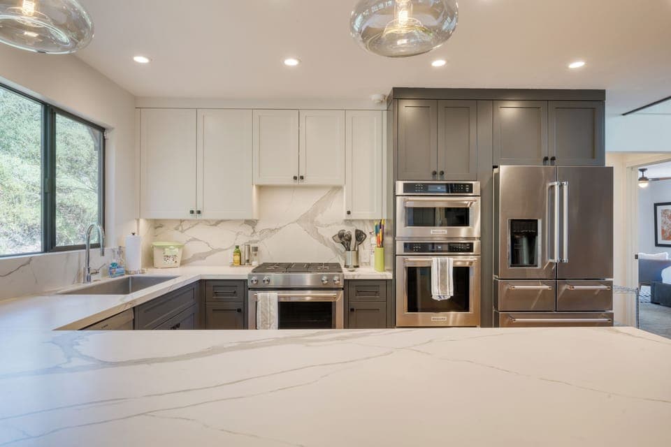 Fully equipped kitchen.