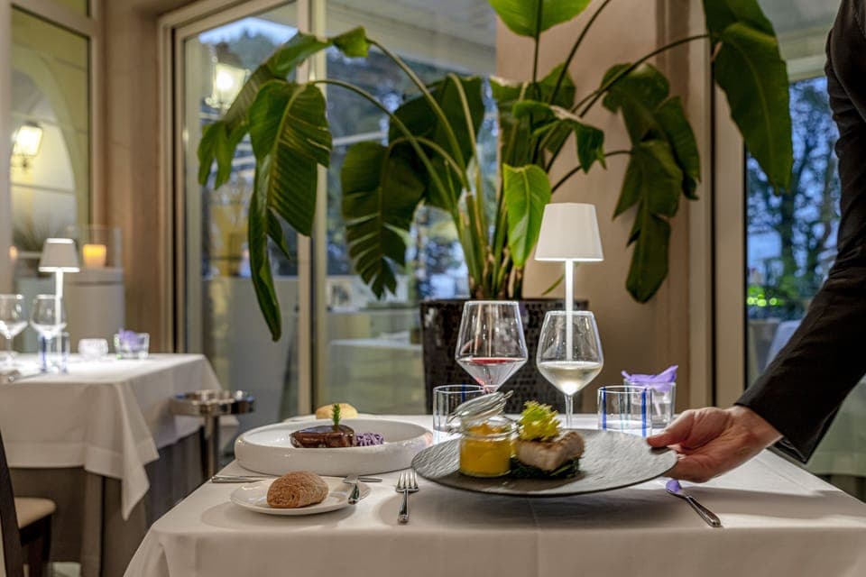 Breakfast and dinner served, local cuisine