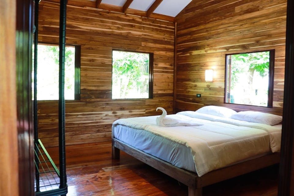 One Bedroom House | Desk, laptop workspace, free WiFi, bed sheets