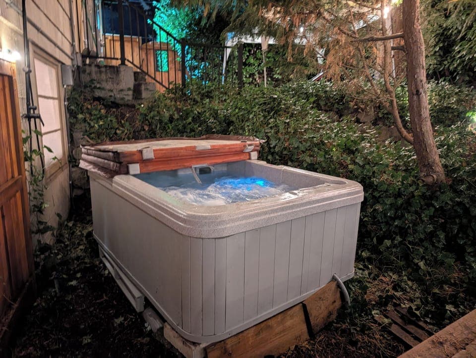 Outdoor spa tub