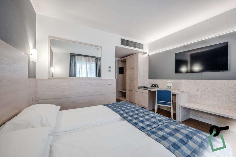 Comfort Double or Twin Room, Non Smoking | Minibar, desk, laptop workspace, free WiFi