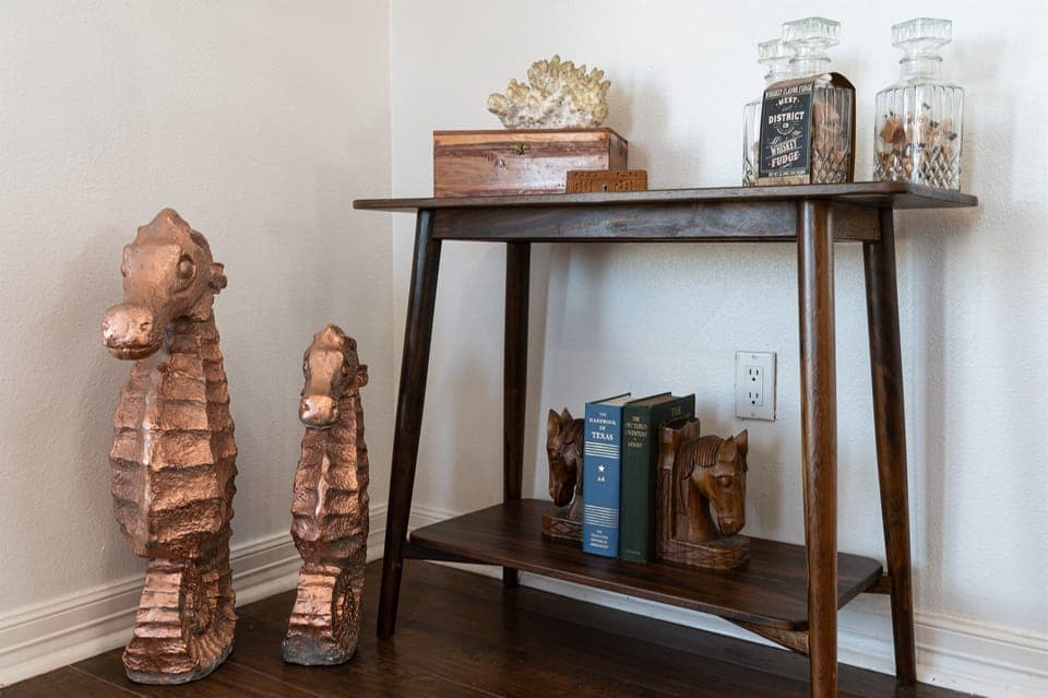 Charming seahorse design, adding a coastal flair to the decor and enhancing the beach-inspired atmosphere of the space.