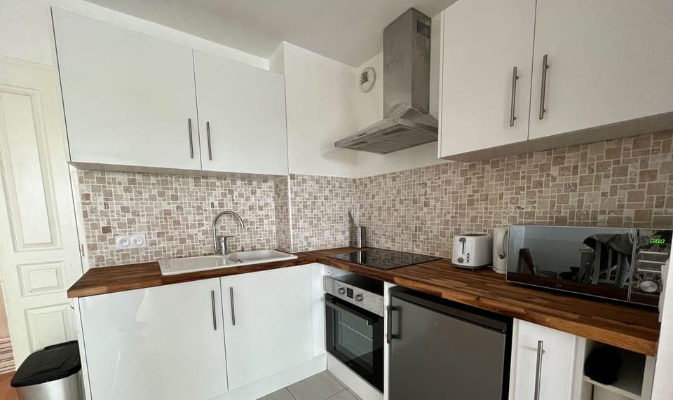 Deluxe Apartment, Garden View | Private kitchen | Espresso maker, electric kettle