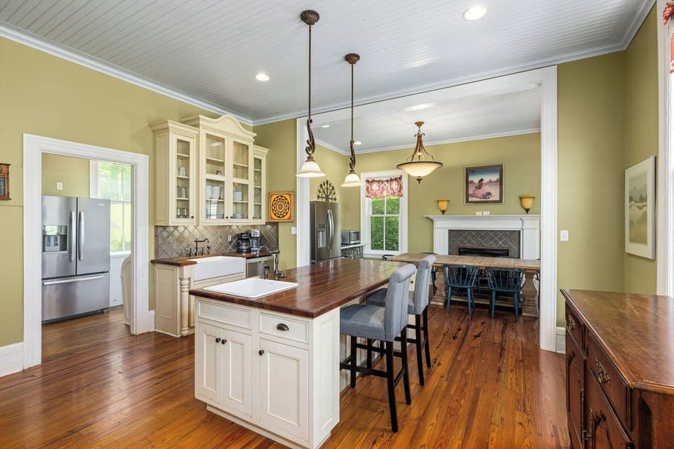 Kitchen and breakfast area