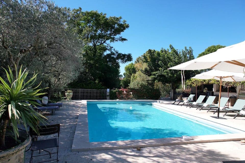 TARASCON holiday rental villa for rent with all comfort private pool for 11 people. Book online with Plaisirs & maison de Provence