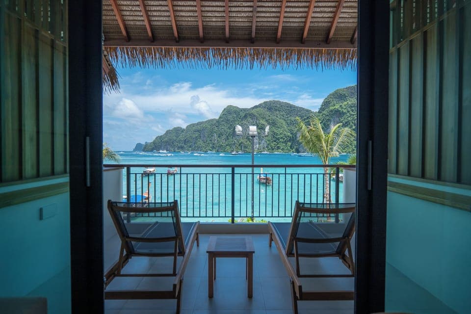 Deluxe Room, Sea View | Minibar, free WiFi, bed sheets