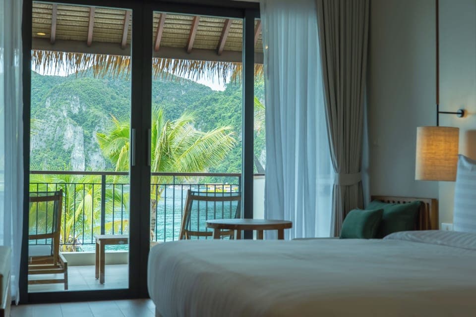 Deluxe Room, Sea View | Minibar, free WiFi, bed sheets