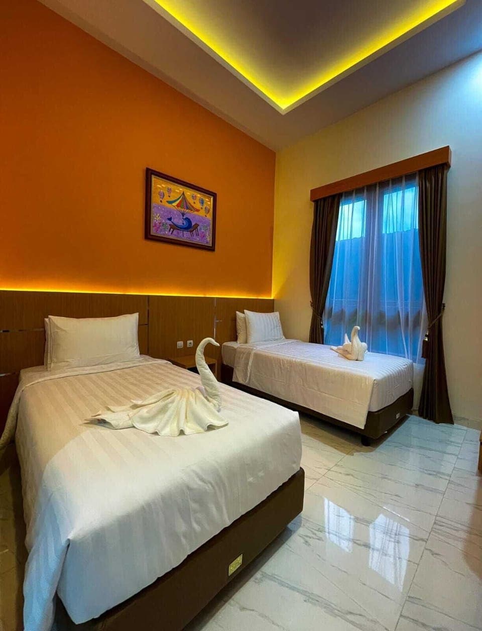 Deluxe Twin Room | Desk, laptop workspace, iron/ironing board, free WiFi