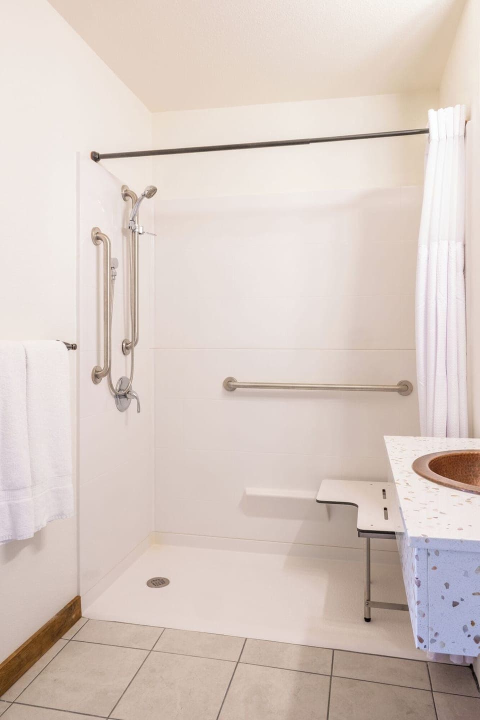 Deluxe Single Room | Bathroom | Shower, free toiletries, towels, soap