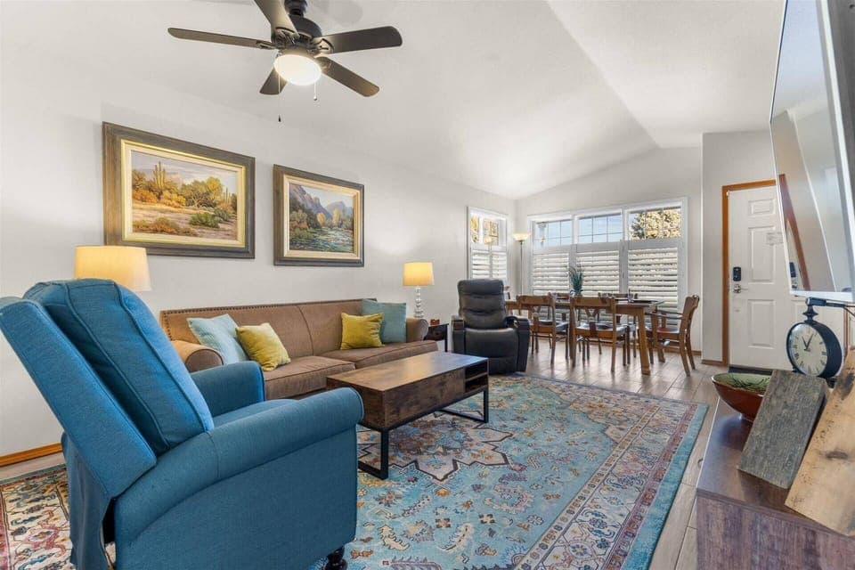 15 minutes from Hayden Lake!