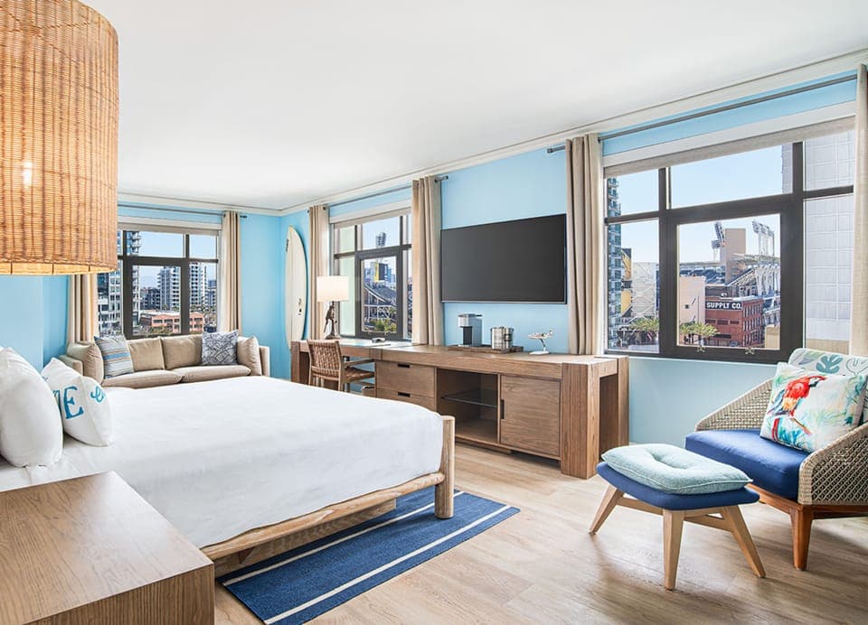 Premium Room, 1 King Bed, Corner (Spa) | Frette Italian sheets, premium bedding, down comforters, pillowtop beds