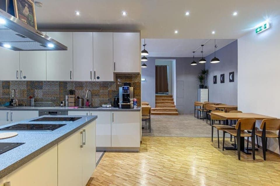 Full-size fridge, microwave, oven, stovetop