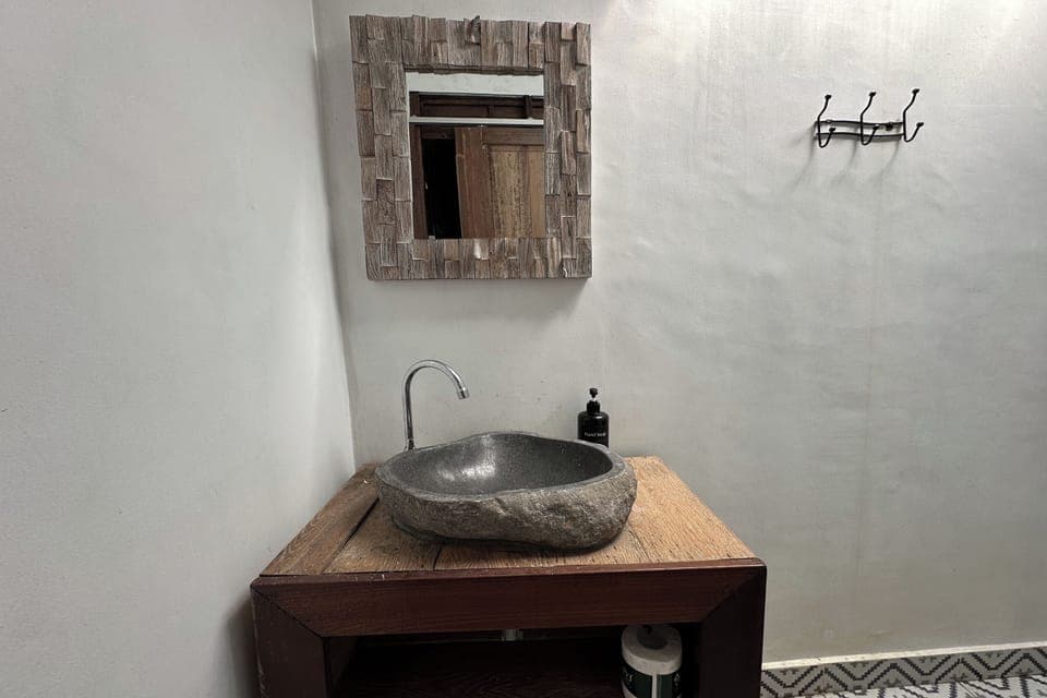 Deluxe Room | Bathroom | Slippers