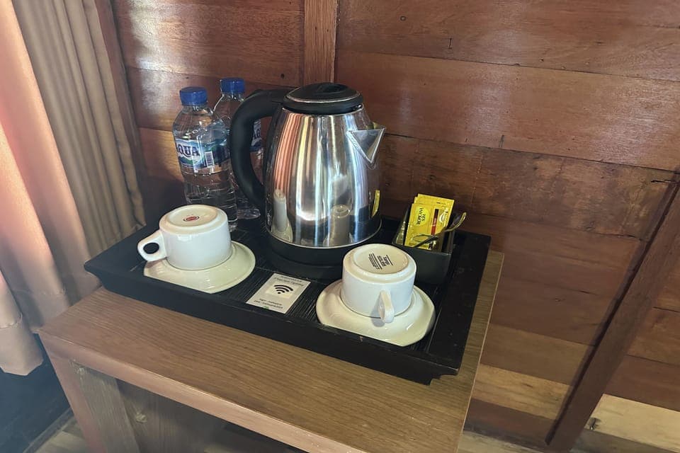 Deluxe Room | Iron/ironing board, free WiFi