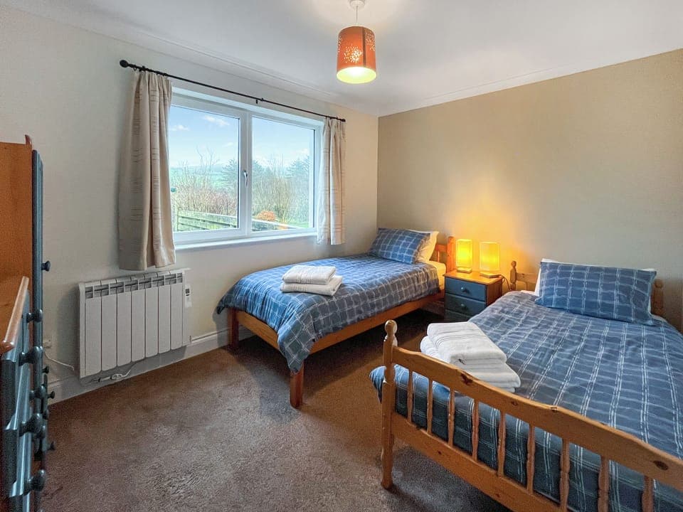 Twin bedroom | Flo&rsquo;s Cottage, Newton Stewart