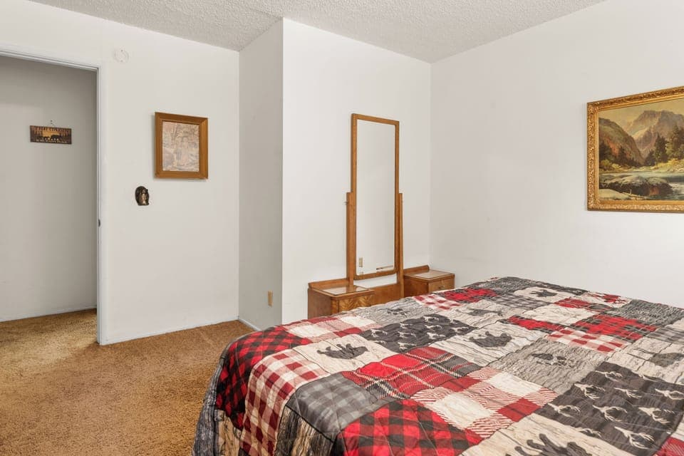 Bedroom 3 - Bedroom 3 - King Bed, downstairs (2 ppl)