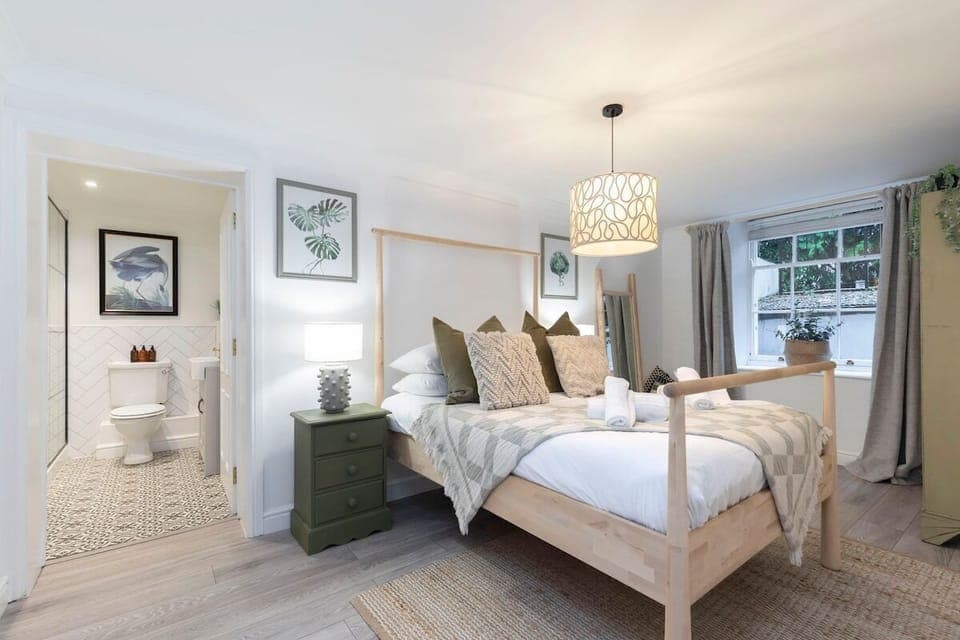 Main Bedroom with King Size Bed & En Suite Shower